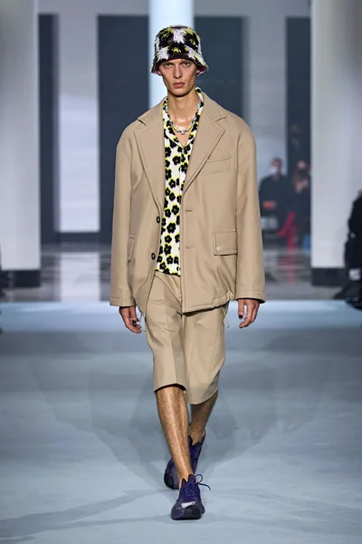 Look 10
